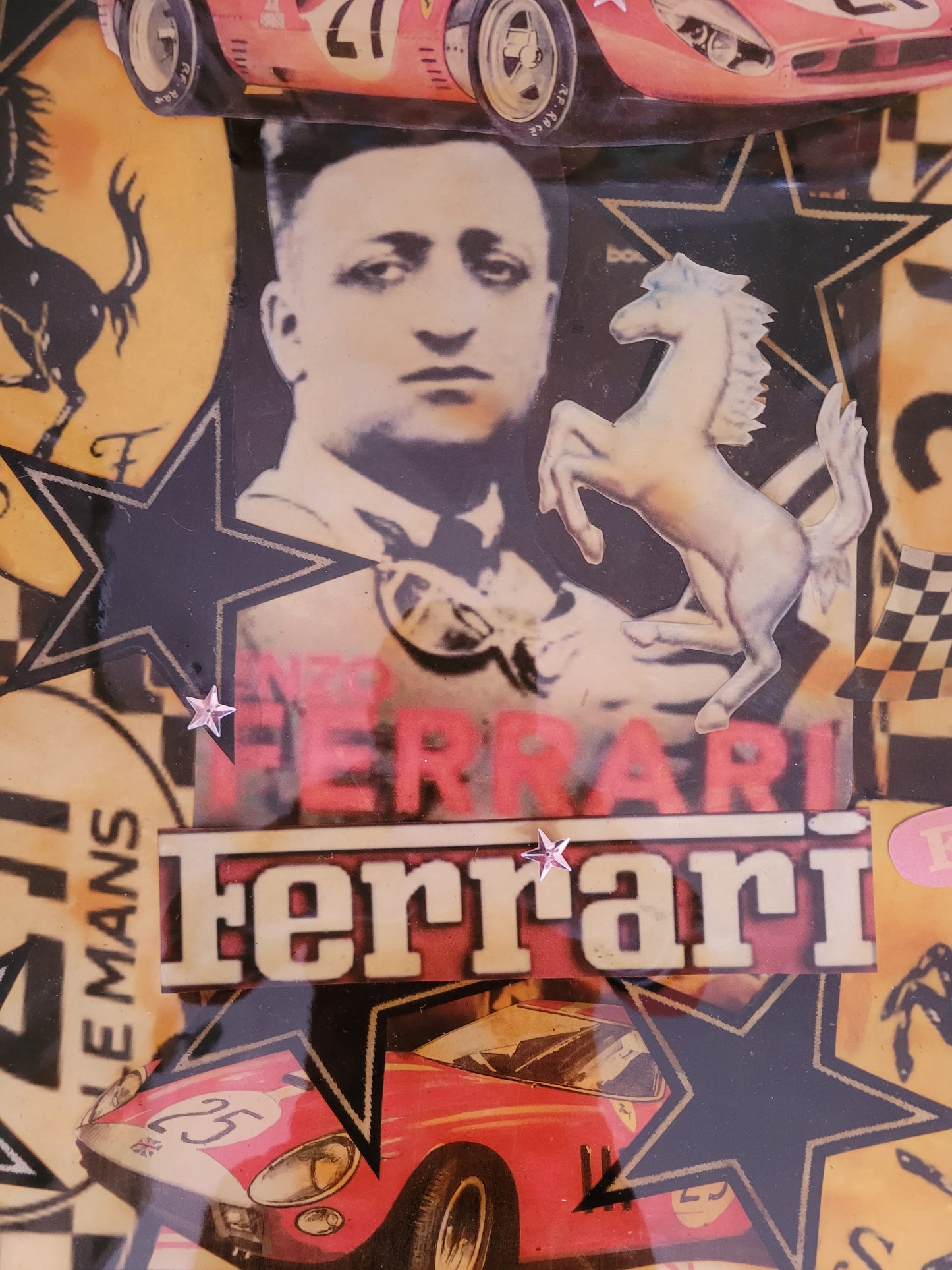ENZO LE BOSS. Tableau Art Automobile sur toile réalisé par RSPK. Œuvre originale inspirée de l'univers FERRARI, technique mixte, série vintage, certificat d'authenticité fourni. Dim hors cadre 50x50cm