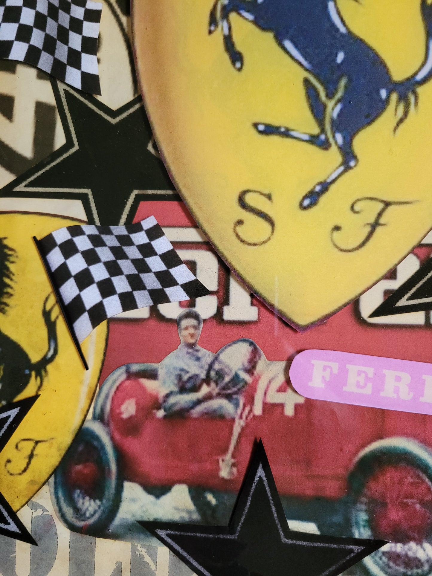 FERRARI RETRO.             Tableau Art Automobile sur toile réalisé par RSPK.      Œuvre originale inspirée de l'univers FERRARI, technique mixte, série vintage, certificat d'authenticité fourni.